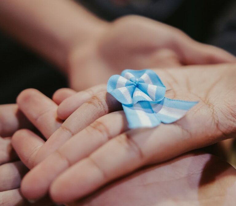 El motivo por el que se usa la escarapela sobre el corazón