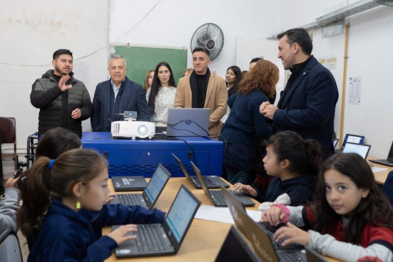 Continúa la entrega de carros tecnológicos en escuelas mendocinas
