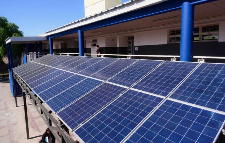 Comienza la instalación de paneles solares en escuelas de la provincia