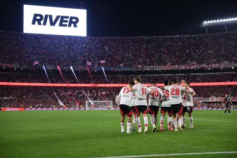 River goleó a Barracas Central por 3-0 y avanzó a los cuartos de final del Torneo Apertura
