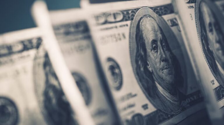 Sin cepo al dólar: a cuánto cotizan el oficial y las otras opciones cambiarias este lunes 30 de junio