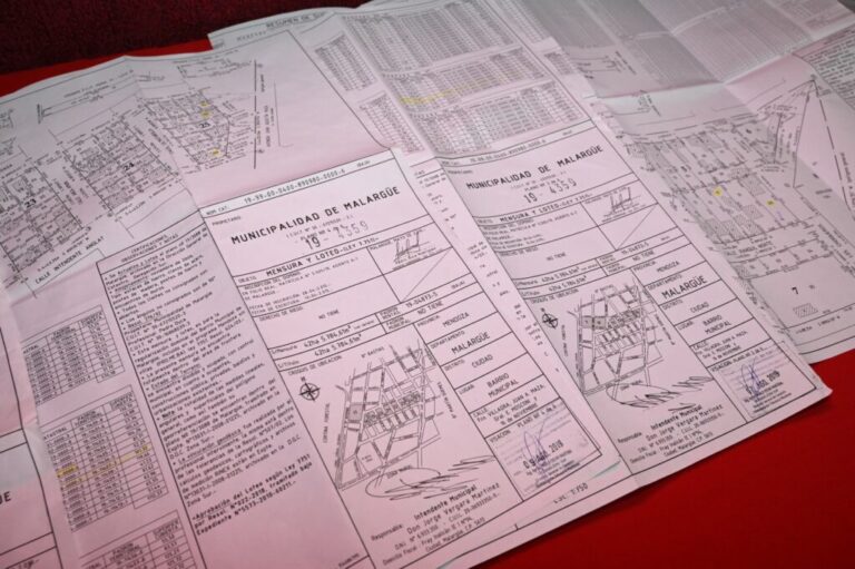 Familias del Barrio Municipal firmaron para obtener las escrituras de su propiedad