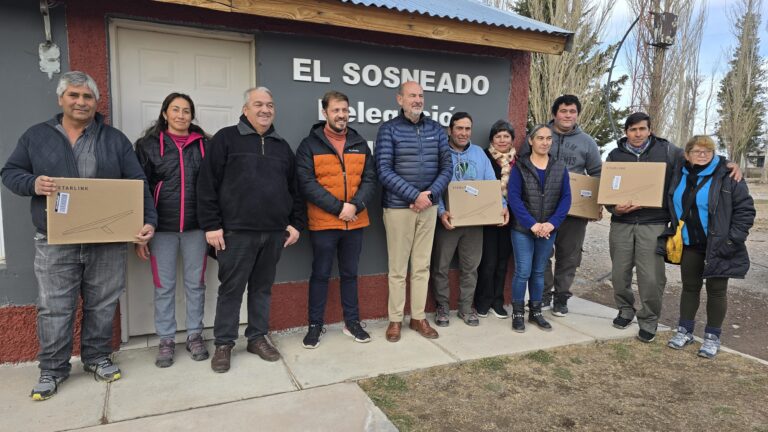 Producción entregó 65 nuevas antenas de internet satelital a productores ganaderos del Sur y del Valle de Uco