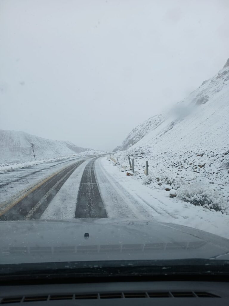 Nevadas en alta montaña: el paso sigue cerrado y se activa el protocolo para ordenar el transporte