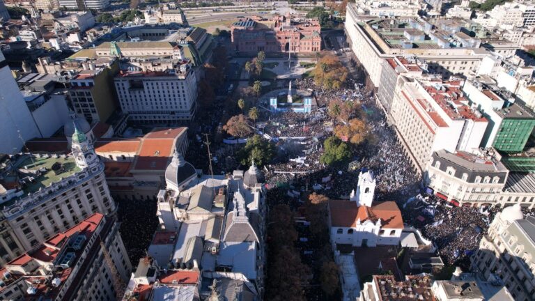 Acto en apoyo a CFK: luego de escuchar la palabra de la expresidenta, los manifestantes dejan Plaza de mayo