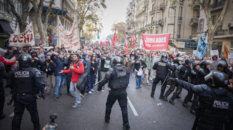 En un clima de tensión, el Gobierno activa el protocolo antipiquetes por la marcha del PJ en apoyo a CFK