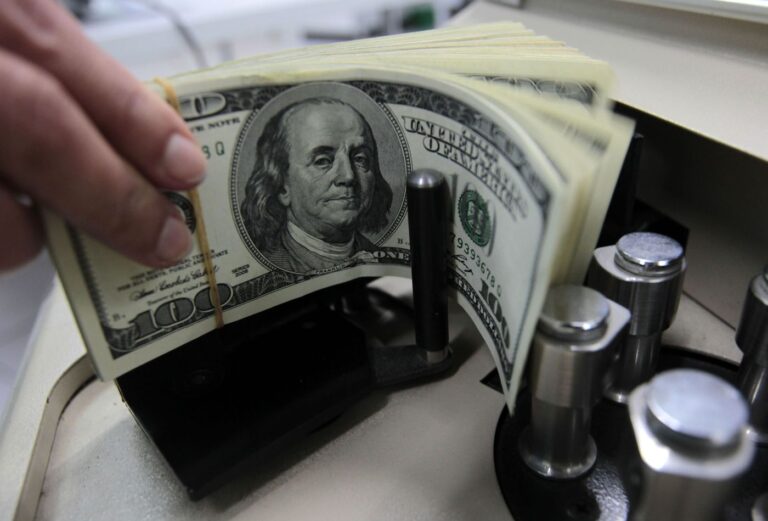 Crecen las transferencias en dólares entre empresas, mientras el Gobierno impulsa la competencia de monedas