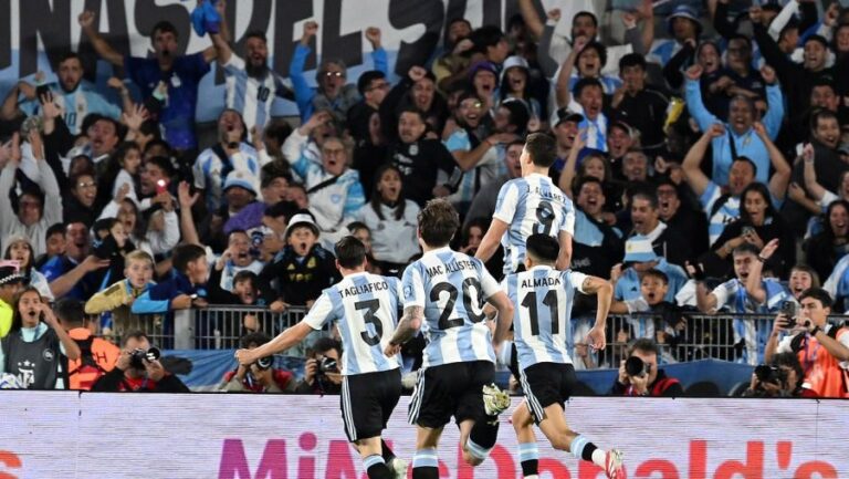 Los fanáticos de la Selección argentina agotaron las cabeceras del Monumental para el partido ante Colombia