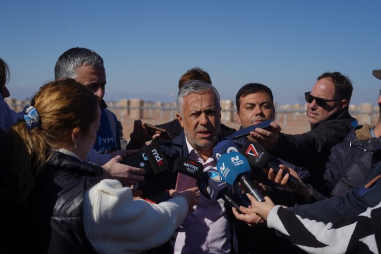 El Gobernador Cornejo recorrió el Parque Solar El Quemado junto al presidente de YPF