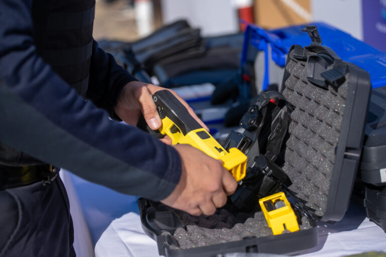 Así son los nuevos chalecos, armas y pistolas Taser que usará la Policía de Mendoza