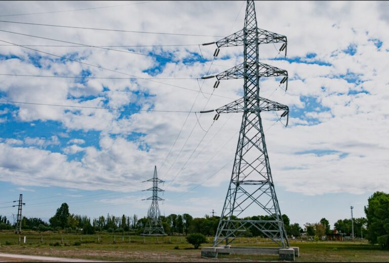 El Gobierno de Mendoza impulsa obras de infraestructura eléctrica con el Fondo del Resarcimiento