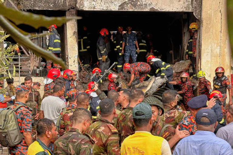 Bangladesh: un avión se estrelló contra una escuela y hay al menos 19 muertos