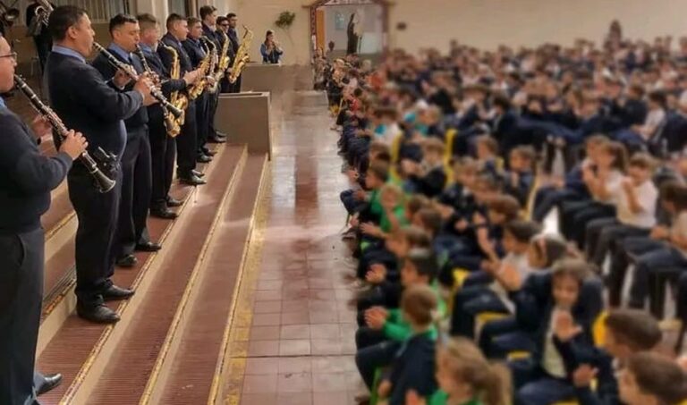La Banda de la Policía de Mendoza lleva la música a las aulas con una propuesta educativa y cultural