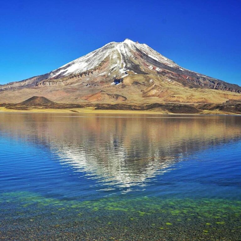 Maravilla natural en Mendoza: la laguna cristalina al pie del volcán Maipo