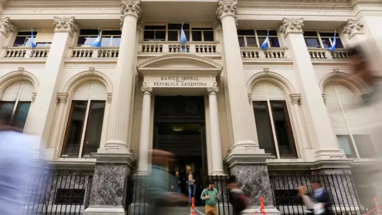El Banco Central refuerza los controles a los bancos para contener el dólar
