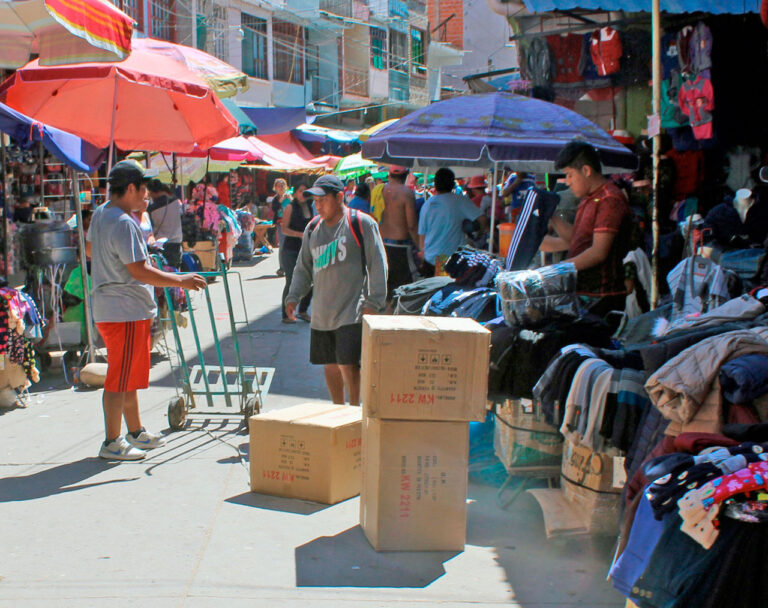 Furor de compras en la frontera: argentinos cruzan a Bolivia y Paraguay por precios hasta 70% más bajos