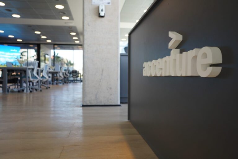 El Gobernador Cornejo participó en la inauguración de la nueva oficina de Accenture en Mendoza
