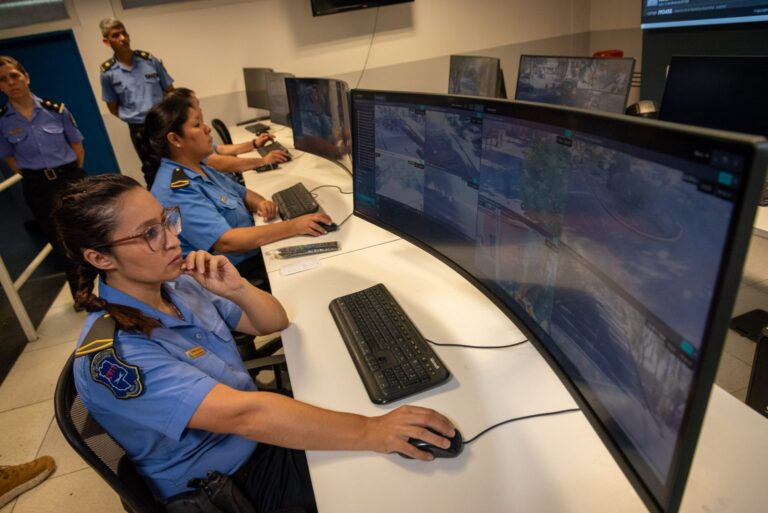 Videovigilancia del CEO: la Policía capturó a dos hombres armados en la vía pública
