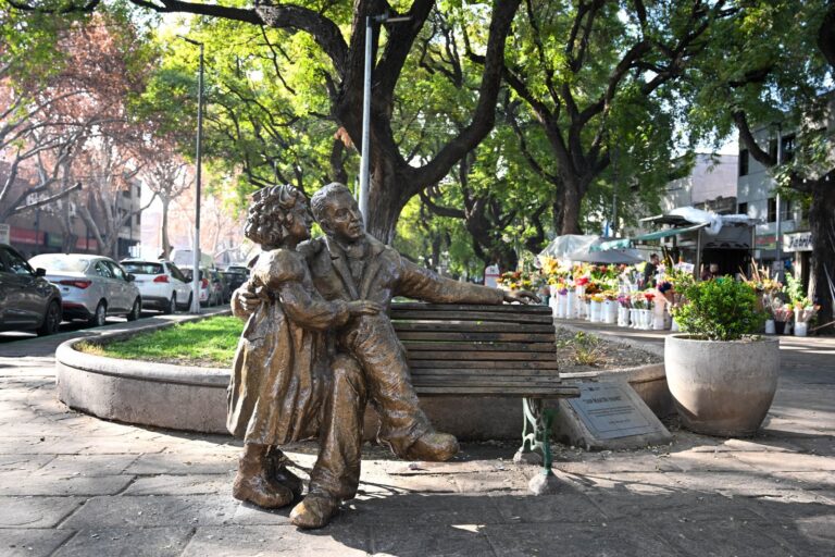 Se restauró y colocó la escultura de San Martín y Merceditas en la Alameda
