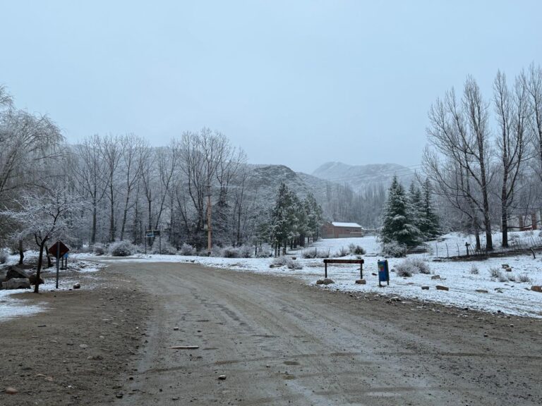 Vialidad recomienda precaución en El Manzano Histórico y Vallecitos tras amanecer nevado