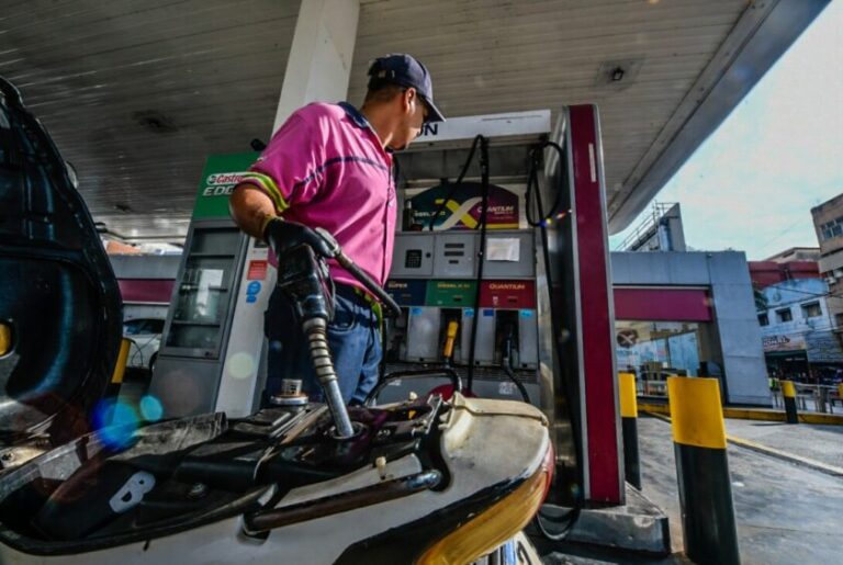 El Gobierno desdobló el impuesto a los combustibles y aplicará una suba parcial en septiembre