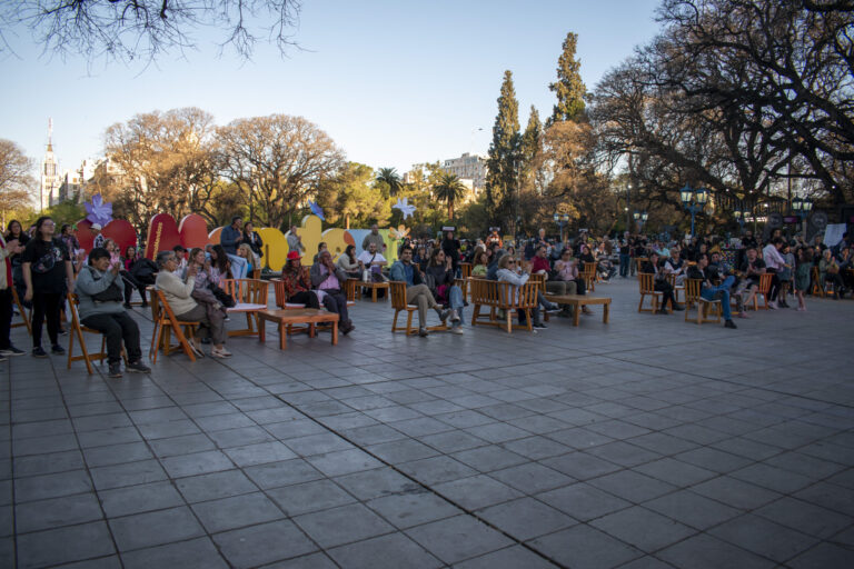 La Ciudad celebró la primavera con música, arte y flores en plaza Independencia