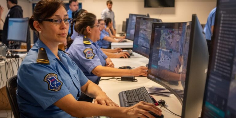 Operadores del 911 mantuvieron comunicación constante durante 48 minutos y salvaron una vida