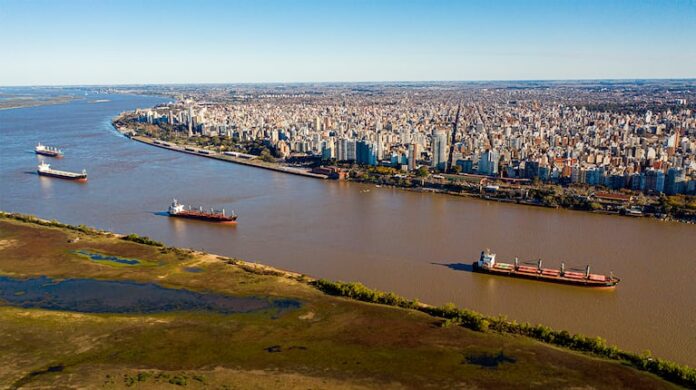 buques-cerealeros-trasladando-granos-hacia-mercados-internacionalesfoto-bolsa-de-comercio-de-rosario-M3T65W3GXVBBJGJRJZTZUNNQRQ.jpg