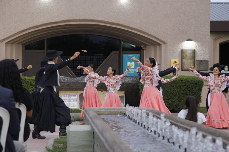 Tardecitas de folclore en la plaza Pedro del Castillo