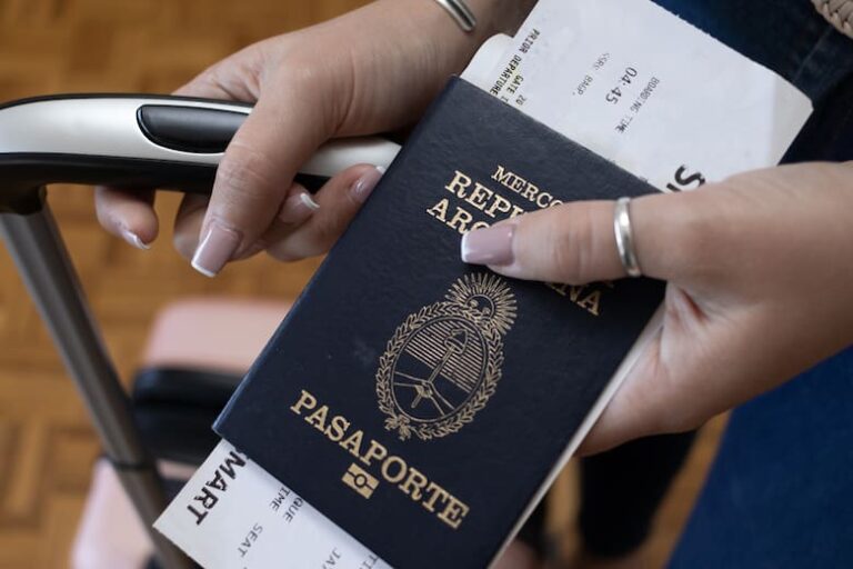 El Gobierno detectó fallas en miles de pasaportes y pide a los argentinos que los devuelvan