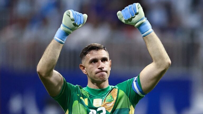 Dibu Martínez llegó al país para sumarse a la Selección