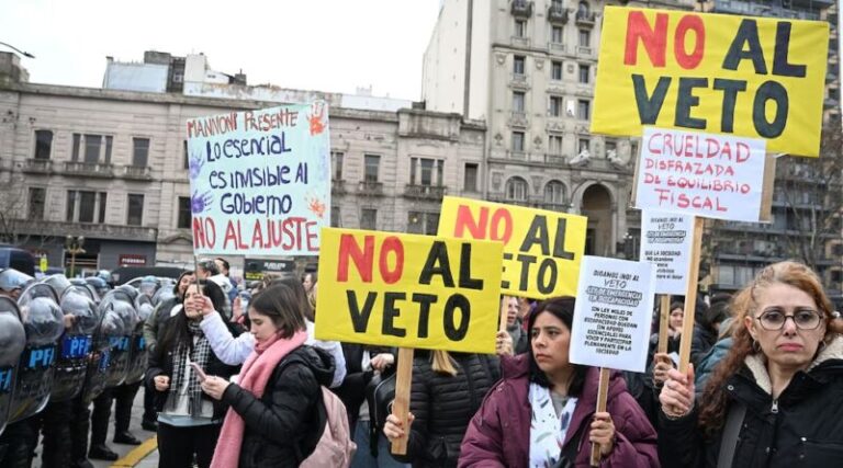 Manifestantes se concentran en el Congreso contra el veto de Milei a la Ley de Discapacidad
