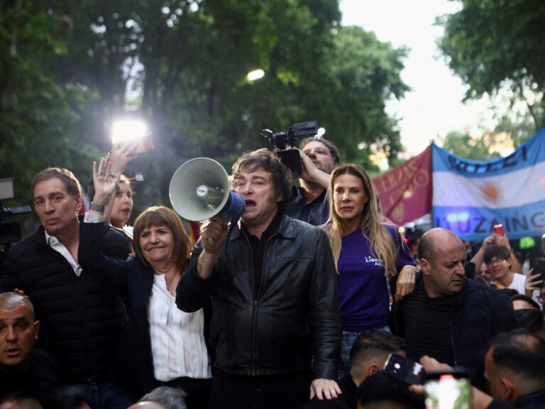 Javier Milei cierra la campaña en Rosario con todo el Gabinete