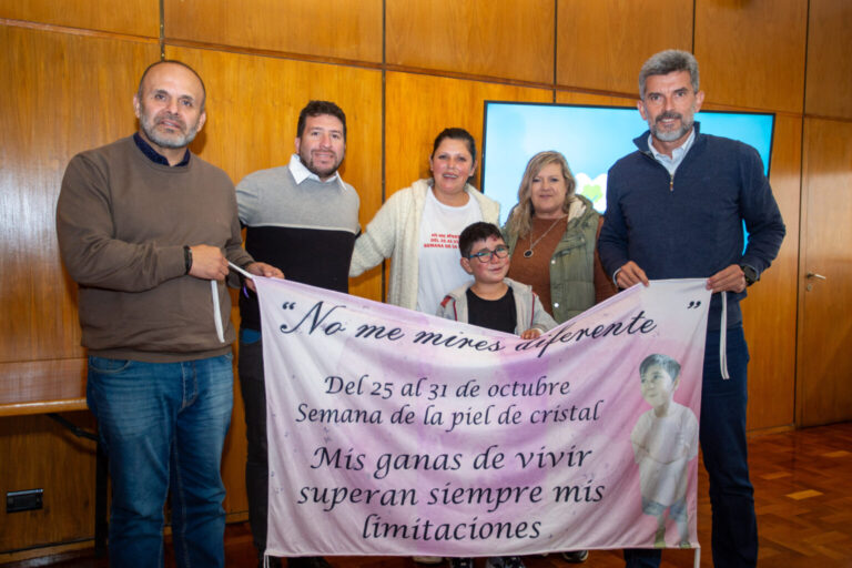 Ulpiano Suarez, junto a Analía y Fran, impulsa la visibilización de la piel de cristal en Mendoza