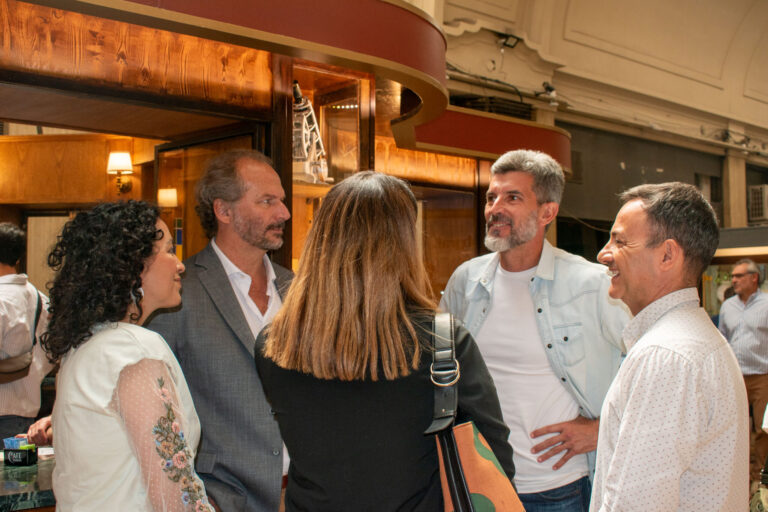 Ulpiano Suarez participó de la inauguración de un nuevo café en el Pasaje San Martín