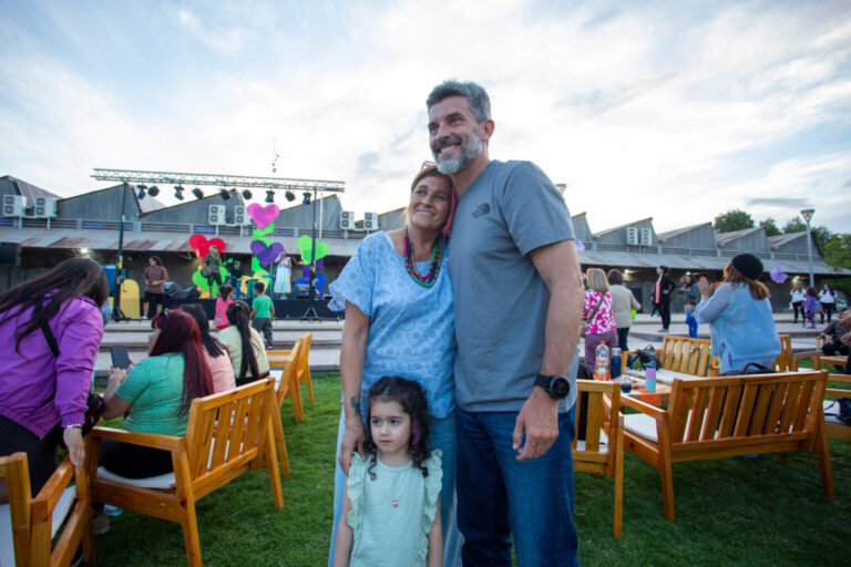 La Ciudad celebró a las madres con una tarde llena de música, sorteos y emoción en los jardines de la Nave Cultural
