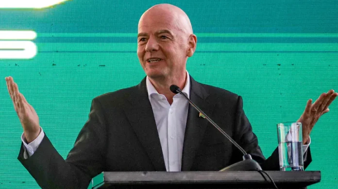 el-presidente-de-la-fifa-hizo-una-promesa-durante-su-visita-a-bolivia-foto-efe-I273OZVWVJBMDESS5G72P7BP3E.webp