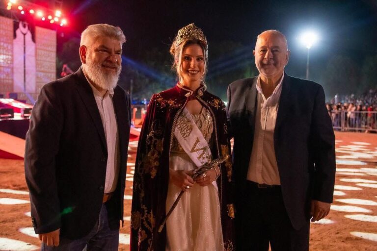 San Carlos inauguró las Vendimias departamentales y coronó a Virginia Gómez Coronel