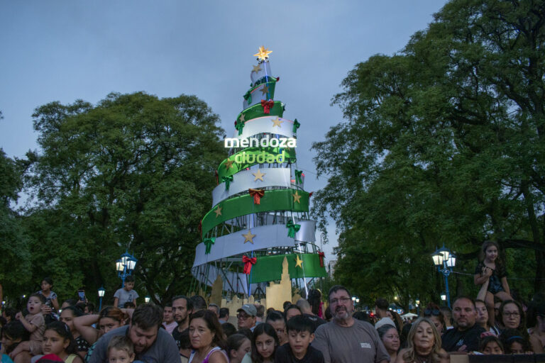 Ciudad Navideña colmó la Plaza Independencia y hoy celebra su gran cierre con la Sparkling Big Band
