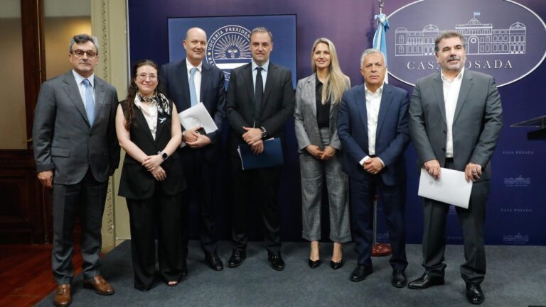 Cornejo presentó su propuesta sobre equilibrio fiscal, reducción del gasto y reforma impositiva, tomando como ejemplo a Mendoza