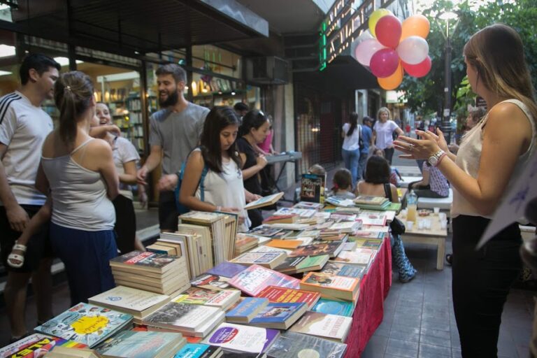 La Noche de las Librerías vuelve a iluminar la Ciudad de Mendoza