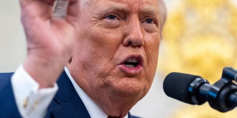 Trump ordenó un bloqueo total a los buques petroleros sancionados que entran y salen de Venezuela