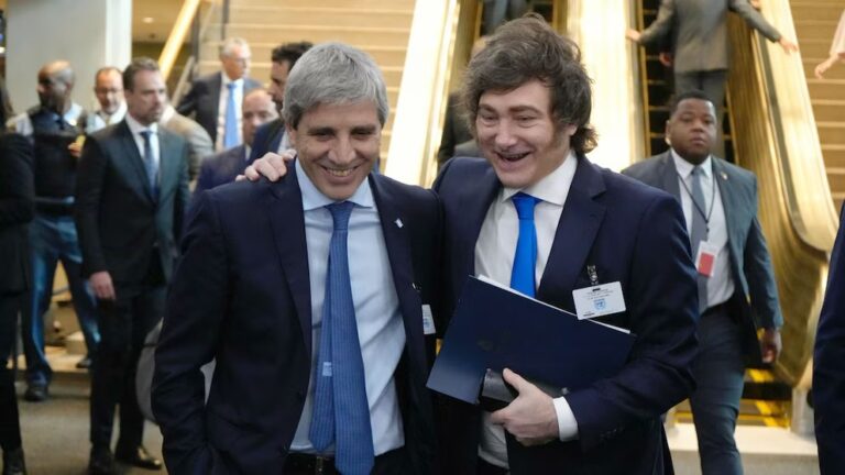 El Gobierno enfrenta tres desafíos para que baje el riesgo país