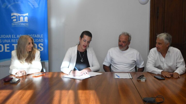 La Dirección de Género y Diversidad y Aysam firmaron un convenio para incorporar la perspectiva de género en el sector de agua y saneamiento