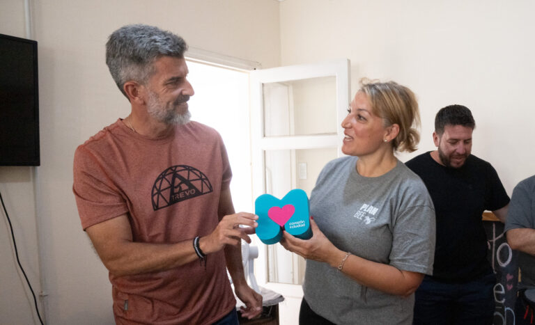 Ulpiano Suarez visitó la asociación Plan Bee y destacó su trabajo inclusivo