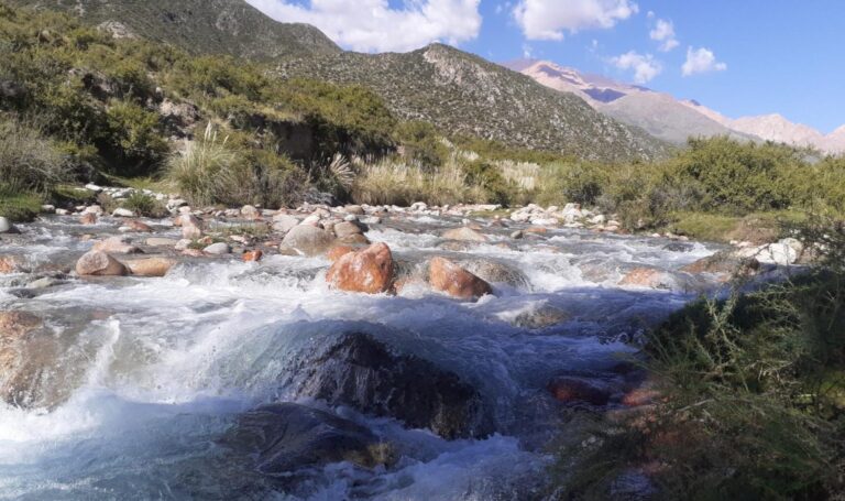 Un rincón natural en Mendoza con aguas cristalinas que pocos conocen