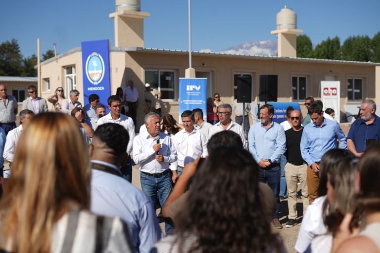 El Gobernador Cornejo encabezó la entrega de 142 viviendas en un barrio de Tunuyán
