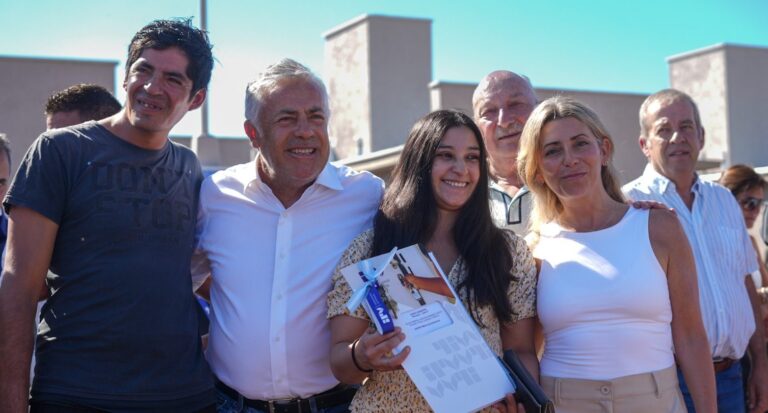 El Gobierno de Mendoza retomó y entregó viviendas de un barrio de Rivadavia tras el retiro del financiamiento nacional