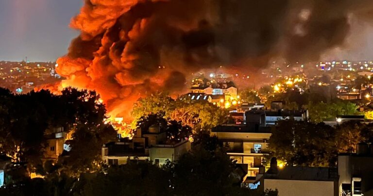 Impactante incendio en una fábrica de San Fernando