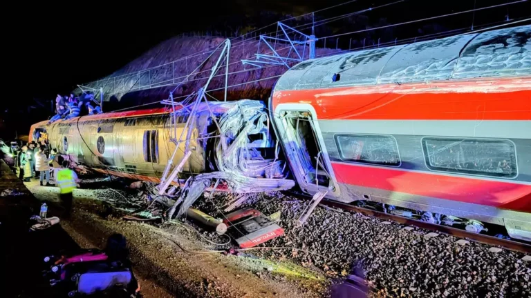 Al menos 39 muertos y 152 heridos tras el accidente de dos trenes en España